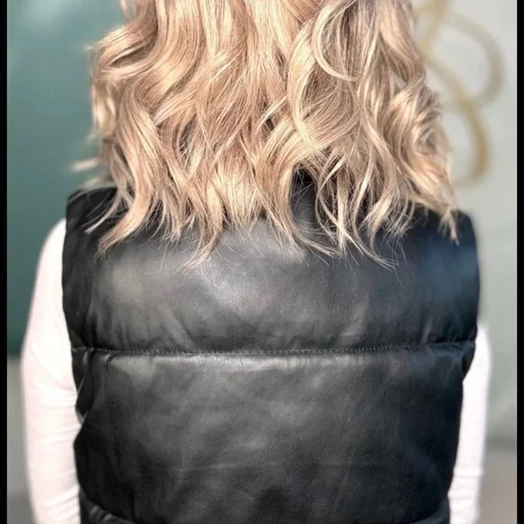 New with lace attached Chelsey smith cosmetics - Picture 2 of 7